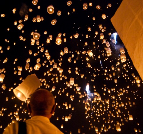 Yi_peng_sky_lantern_festival_San_Sai_Thailand Yi_peng_sky_lantern_festival_San_Sai_Thailand